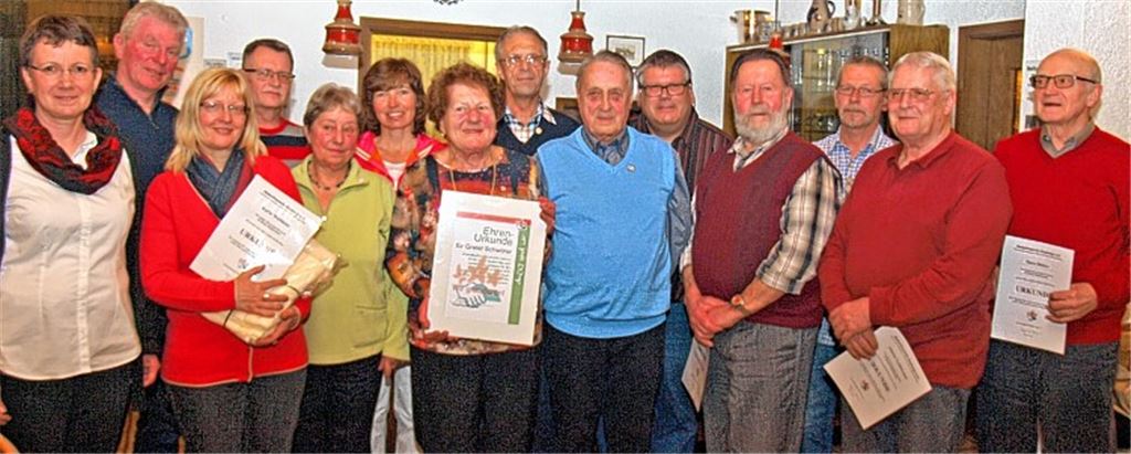 Naturfreunde gehen am Stock