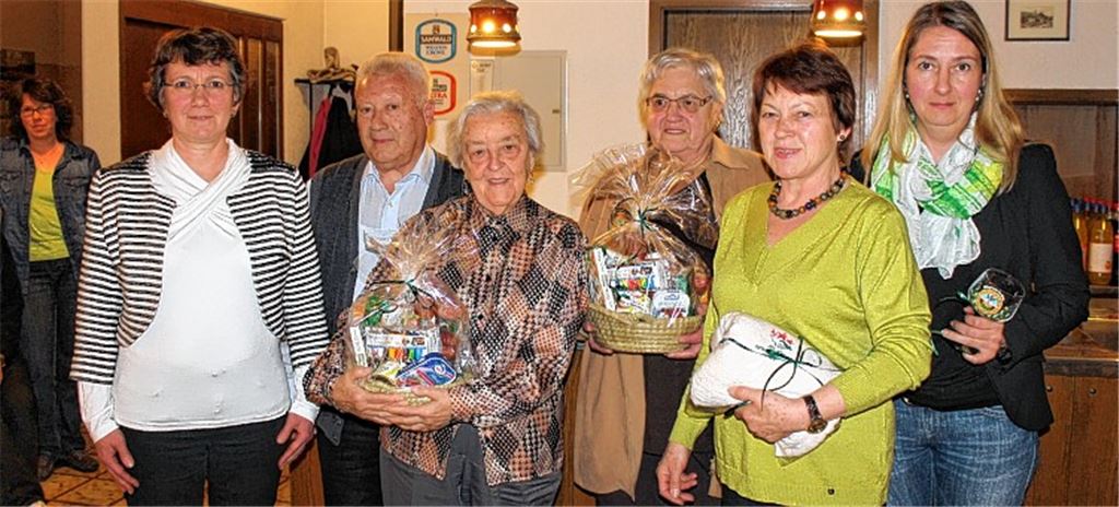 Vorsitzende Regina Bauer (li.) ehrt langjährige Mitglieder. Wanderführer Walter Fischer (2.v.li.) wurde genauso wie die Vorsitzende in seinem Amt bestätigt.
