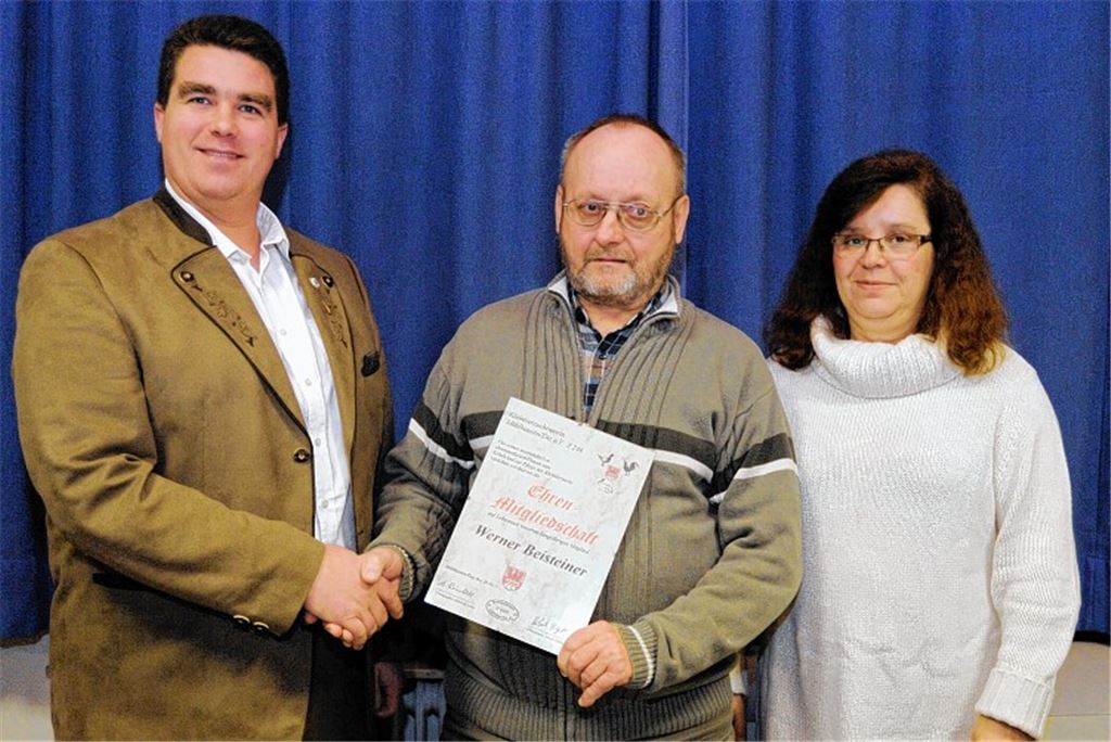 Vorsitzender Achim Reinhold (li.) und seine Stellvertreterin Brigitte Kühnle ernennen Werner Beisteiner zum Ehrenmitglied.