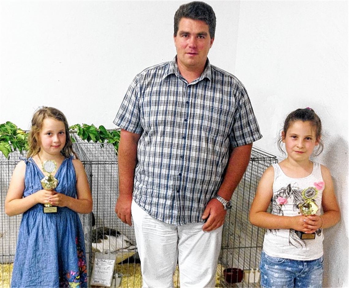 Vorsitzender Achim Reinhold mit Juliane Gander (re.) und Giorgina Ruf.