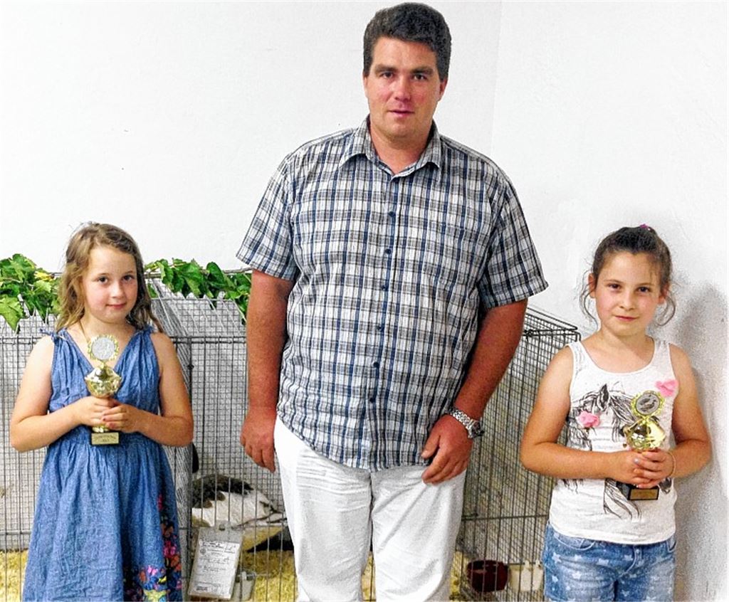 Vorsitzender Achim Reinhold mit Juliane Gander (re.) und Giorgina Ruf.