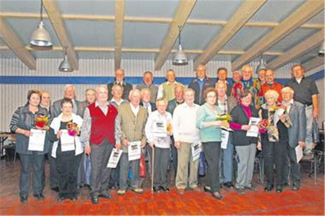 Vorsitzender Albrecht Straub (hinten links) vom Obst- und Gartenbauverein Illingen ehrt bei der Hauptversammlungz ahlreiche Jubilare. Foto: Appich
