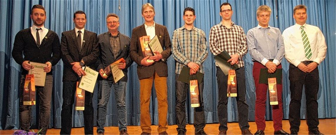 Vorsitzender Axel Brüstle (re.) ehrt die Jubilare Daniel Österle, Giancarlo Carrappa, Rüdiger Werknis, Michael Skuddis, Marc Frommer, Steffen Pischke und Klaus Pischke (v. li.).