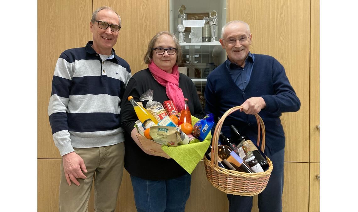 Vorsitzender Bernd Ayasse (li.) übergibt die Präsente an die Jubilare Christine Maier und Ewald Scheytt. Foto: privat