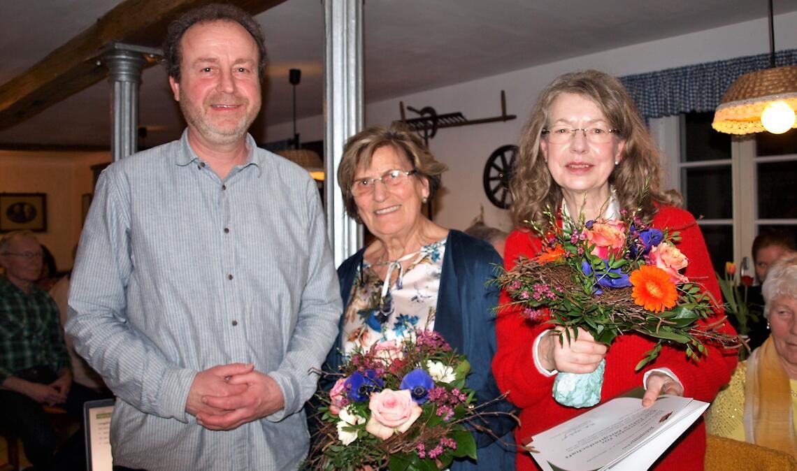Vorsitzender Bernd Pelz verabschiedet die zweite Stellvertreterin Helga Köhler (Mitte) und ehrt Kassenprüferin Liane Garbe für 25-jährige Mitgliedschaft. Foto: Filitz
