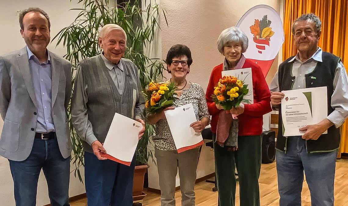 Vorsitzender Bernd Pelz (v.li.) freut sich über die Ehrung der langjährigen Mitglieder Jakob Seybold (50 Jahre), Marion Schlotterbeck (60 Jahre), Gerda Haag (40 Jahre) und Konrad Köhler (40 Jahre). Foto: privat