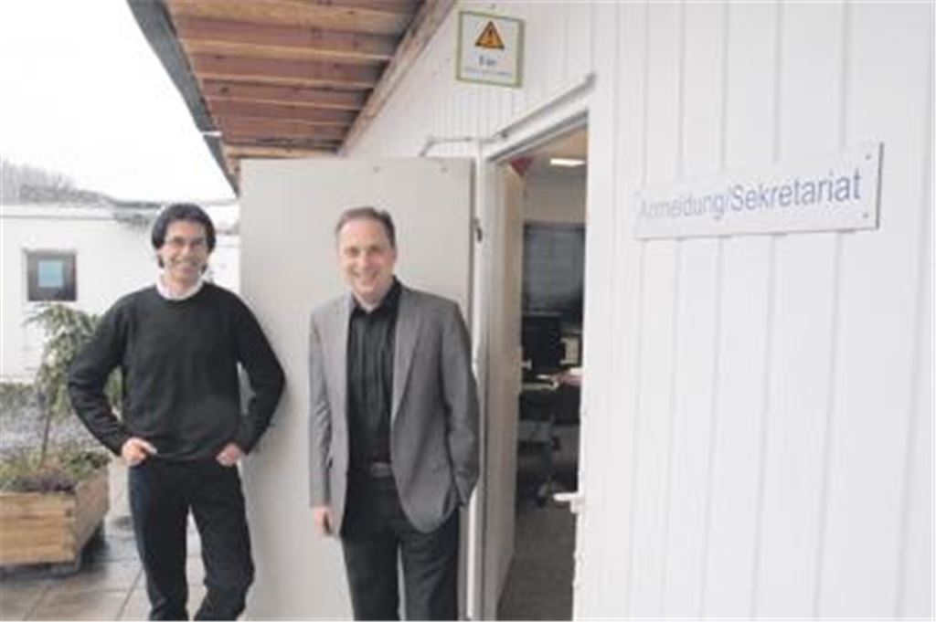 Vorsitzender Bertold Großmann (li.) und Rektor Reinhard Wurster hoffen, dass die Container auf dem Gelände der Johann-Christoph-Blumhardt-Schule bald Vergangenheit sind. Foto: Disselhoff