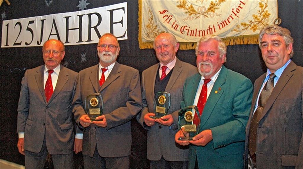 Vorsitzender Dieter Zaremba (li.) und Dirigent Walter Klisa (re.) ehren die Sänger Dieter Krannich (40 Jahre) sowie Helmut Langenstein (Mitte) und Reinhold Blessing (2. v. re.), die beide schon seit 60 Jahren zum Chor des Liederkranzes Großglattbach gehören.