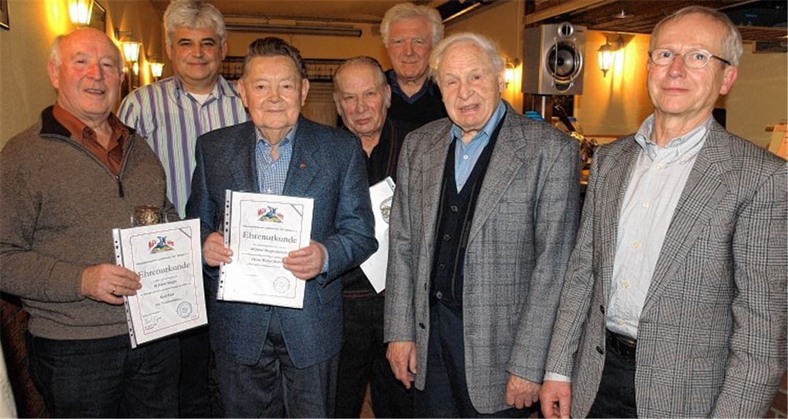 Vorsitzender Dr. Paul Küper (re.) ehrt die Jubilare des Männergesangvereins.