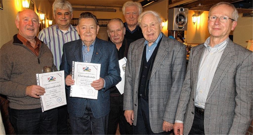 Vorsitzender Dr. Paul Küper (re.) ehrt die Jubilare des Männergesangvereins.