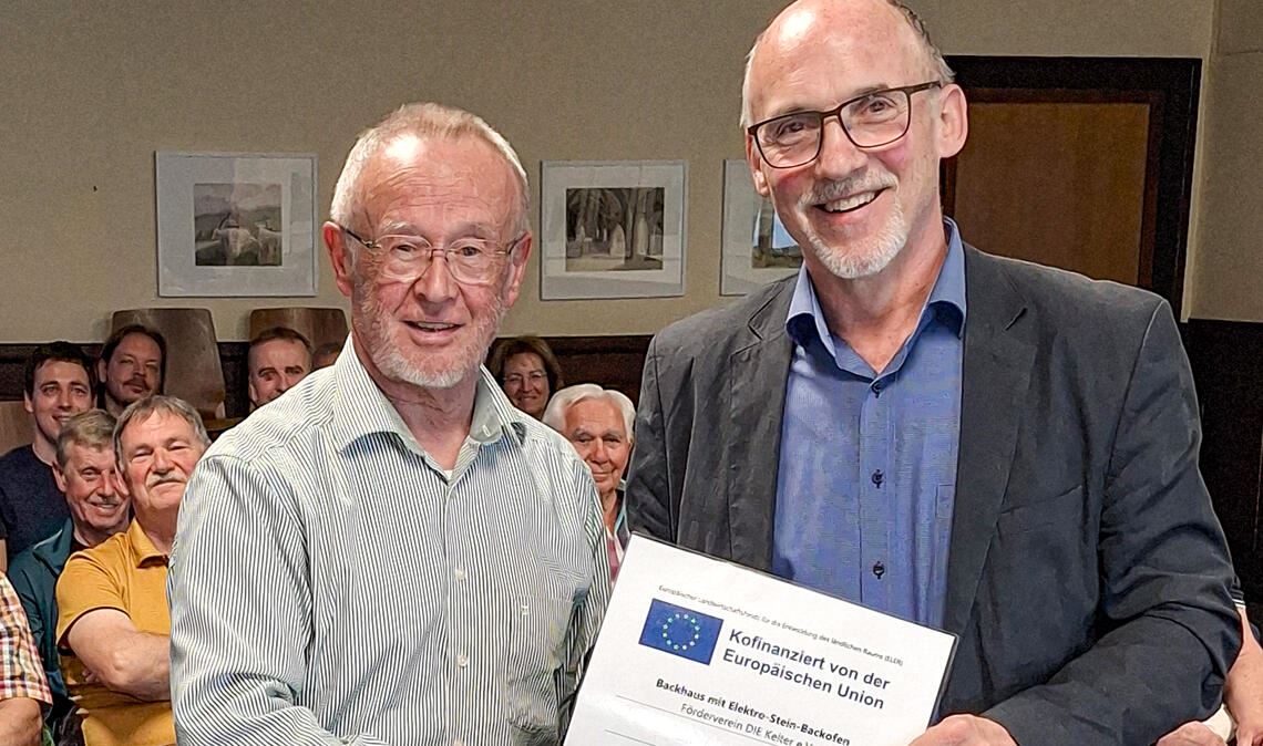 Vorsitzender Ernst Falk (li.) freut sich über die vom stellvertretenden Bürgermeister Klaus Riekert übergebene Förderurkunde zur „Leader“-Förderung der EU. Foto: privat