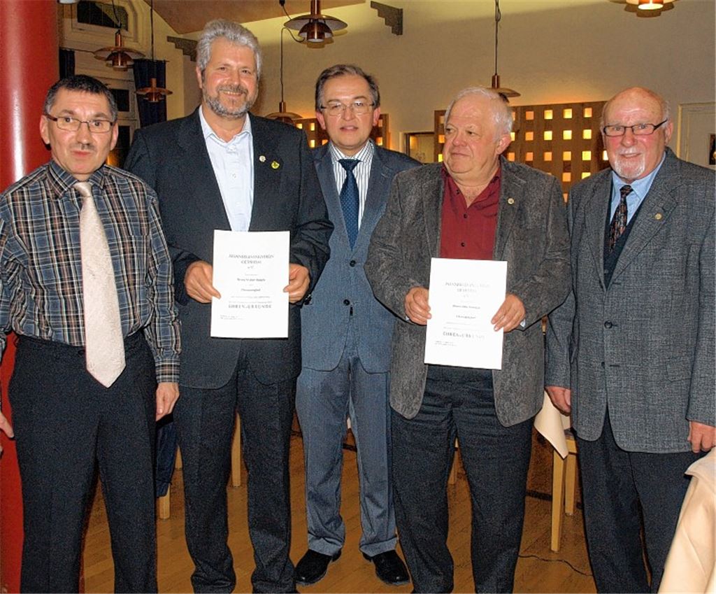 Vorsitzender Ernst Metzler (Mitte) und sein Vize Hans Keller (li.) ehren Edmund Waidelich, Otto Jourdan und Walter Repple (v. re.).