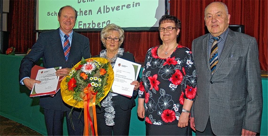 Vorsitzender Hans Britsch und seine Stellvertreterin Elke Bub ehren Renate Hieber für 25-jährige und Erich Leibbrand für 40-jährige Mitgleidschaft im Alberein (v. re.). Foto:Filitz