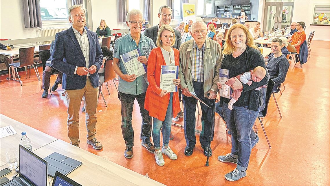 Musikvereine richten den Blick nach vorn Vorsitzender Heiko Genthner (v.li.) zeichnet Thomas Braun für 50 Jahre, Annemarie Wackenhut, Martin Wessinger (jeweils 30 Jahre), Klaus Rapp für 70 Jahre und Isabell Schreck für ebenfalls 30 Jahre aktive Tätigkeit in der Blasmusik aus. Foto: privat