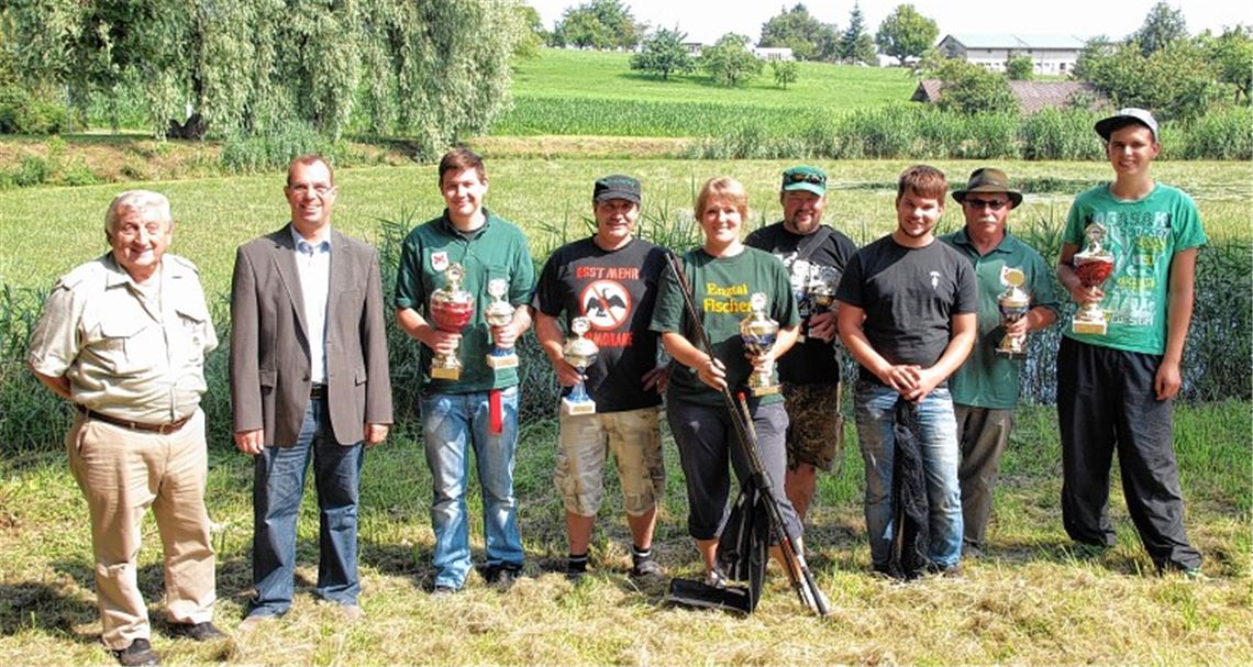 Vorsitzender Hermann Fasching (li.) und OB Frank Schneider mit den Siegern.