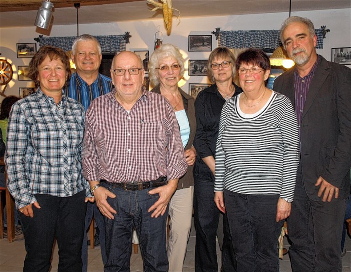 Vorsitzender Joachim Herdtweck (re.) mit der wiedergewählten Vorstandsriege. Foto: Appich