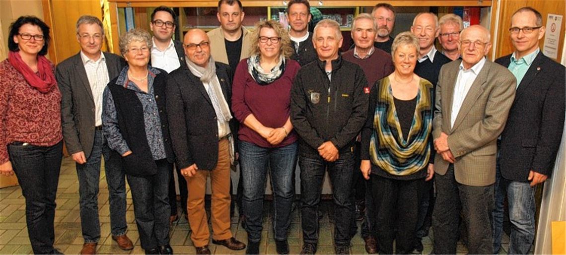 Vorsitzender Jürgen Link (re.) und Turngau-Präsidentin Bärbel Vorrink (vorne 2.v.re.), ehren Jubilare und verdiente Vereinsmitarbeiter.