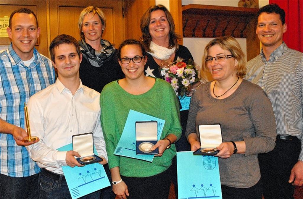 Vorsitzender Jürgen Stein (re.) ehrt verdiente Mitglieder der Wasserfreunde. Foto: Stahlfeld