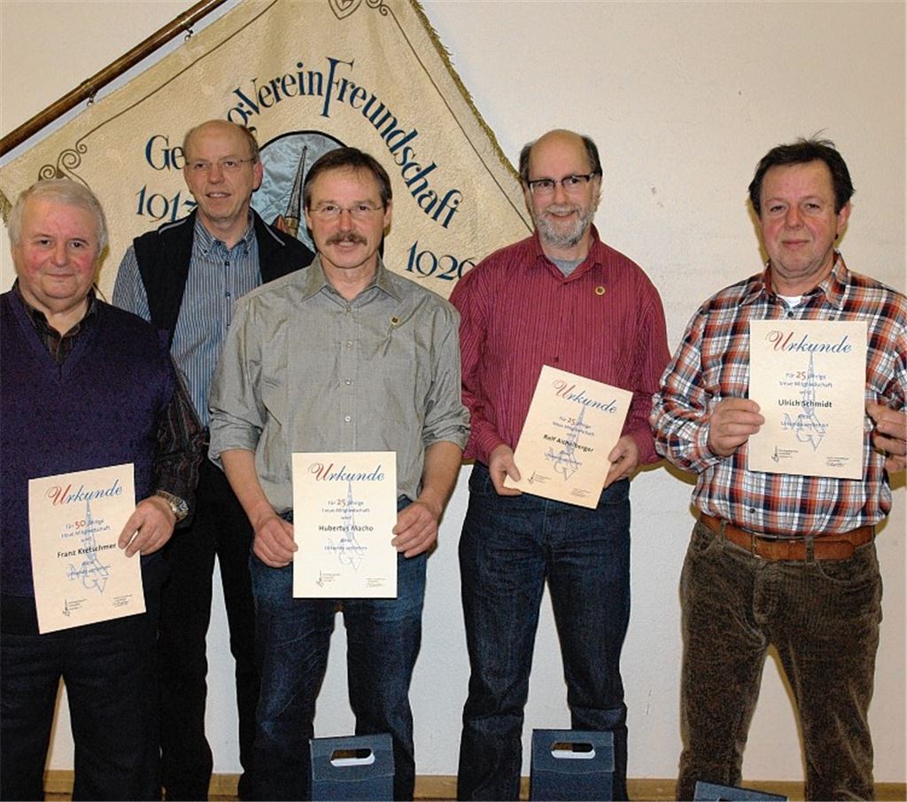 Vorsitzender Martin Schaufelberger (2. v. li.) ehrt die Jubilare und ernennt Franz Kretschmer (li.) zum Ehrenmitglied des MGV.