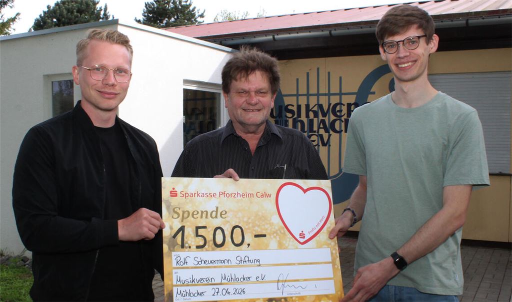 Vorsitzender Paul Renner (li.) und Kassierer Paul Rapp (re.) vom Musikverein Mühlacker freuen sich über die Spende von 1500 Euro, die Karlheinz Oehler übergibt. Foto: Prokoph