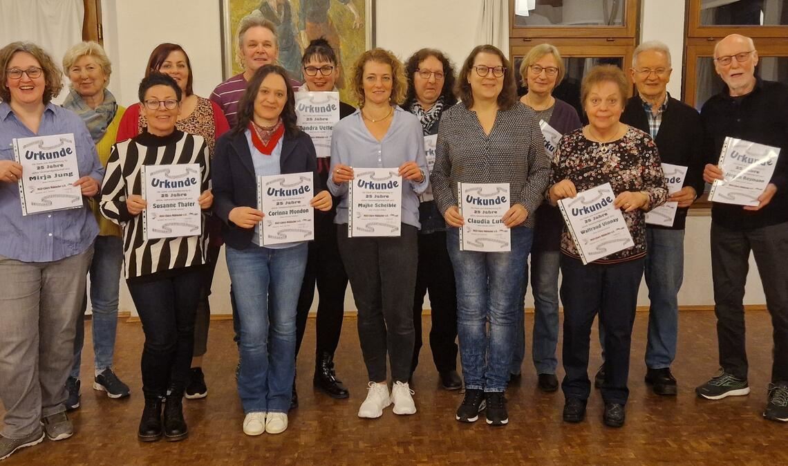 Vorsitzender Peter Heinke und und Ton-Art-Sprecherin Silvia Falk zeichnen diese langjährigen Sängerinnen und Sänger der MGV-Chöre aus. Foto: privat