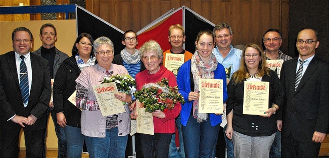 Vorsitzender Reimund Scheytt (li.) und Bürgermeister Harald Eiberger (re.) ehren die treuen Mitglieder des Musikvereins Illingen. 