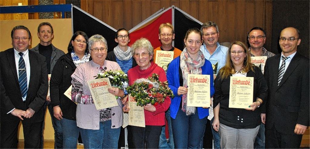 Vorsitzender Reimund Scheytt (li.) und Bürgermeister Harald Eiberger (re.) ehren die treuen Mitglieder des Musikvereins Illingen. 