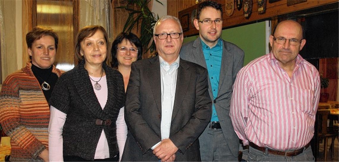 Vorsitzender Reiner Müller (3. v. re.) ist ebenso wiedergewählt, wie Brigitte Böhmer, Hannelore Weiß, Susanne Hauff-Aleman und Ulrich Kärcher. Fabian Kärcher (2. v. re.) ist Kassenprüfer .