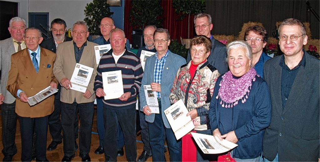 Vorsitzender Theo Bellon (li.) und Gerhard Friedl vom OGV- Dürrn (3.v.li.) zeichnen im Namen des Kreisverbandes der Obst- und Gartenbauvereine treue Mitglieder des OGV Enzberg aus. Seit 50 Jahren hält Ingo Daur (2.v.li.) dem Verein die Treue. Foto: Filitz