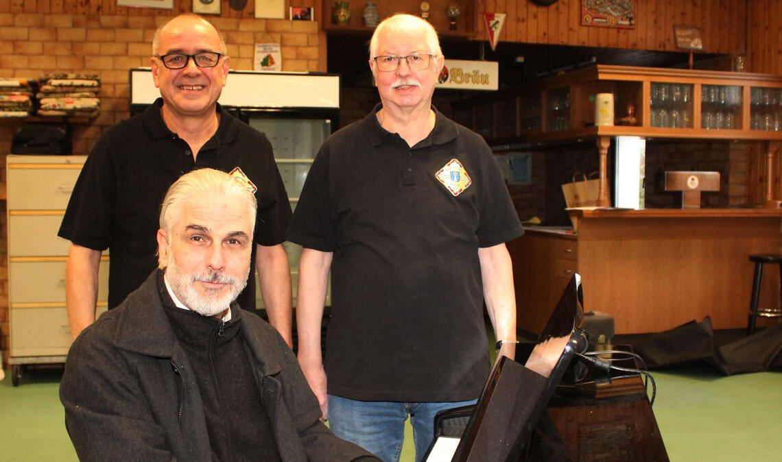 Vorsitzender Uwe Bolz, Dirigent Bernd Philippsen und Vize Eberhard Gille (v. li.) vom MGV „Liederkranz“ Serres suchen Mitstreiter für einen neuen Projektchor. Foto: Prokoph