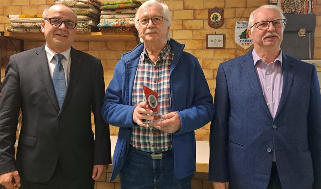 Vorsitzender Uwe Bolz (li.) und Vize Eberhard Gille (re.) gratulieren Norbert Willging für 25 Jahre Mitgliedschaft. Foto: privat