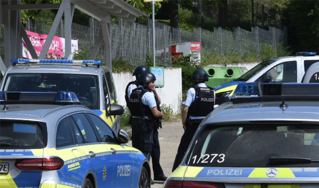 Vorsorglich werden Straßen gesperrt, die Polizei bezieht Position. Foto: Myroshnichenko