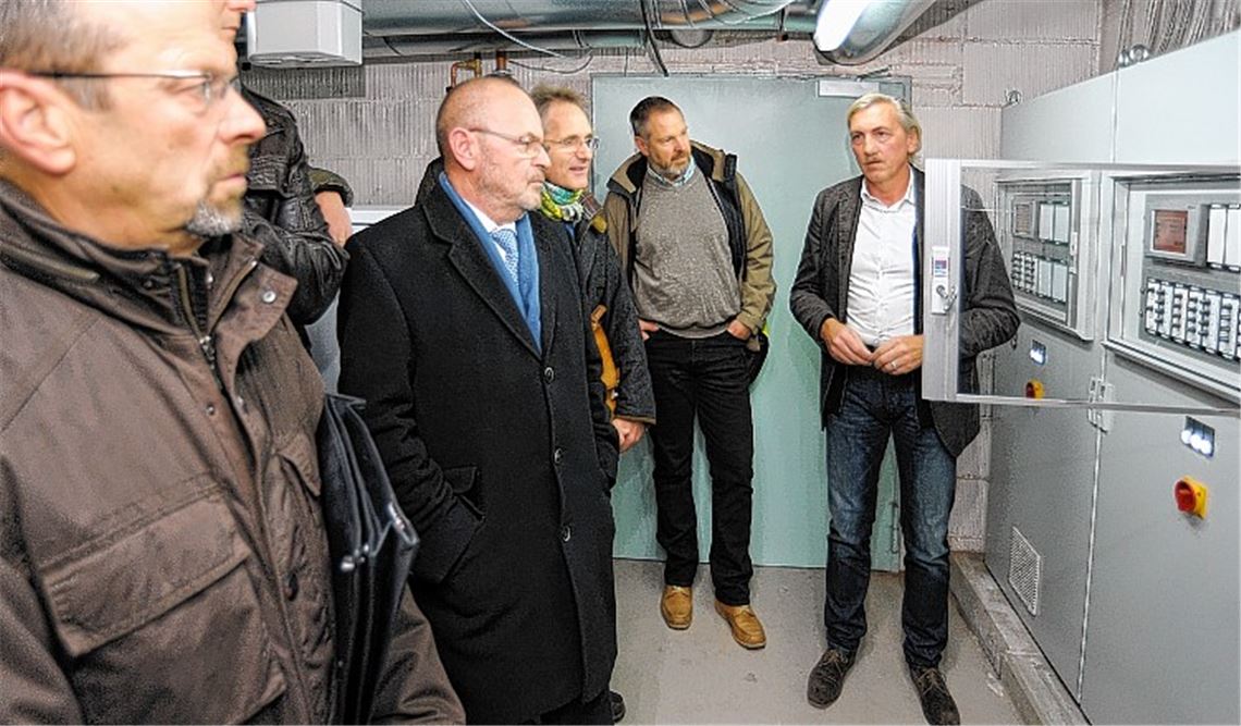 Vorsprung durch Technik? Diese Frage beantwortet Stadtbaumeister Karl Velte (re.) trotz einer Einschränkung bei den Nutzungsmöglichkeiten der neuen Heizungsanlage mit Ja. 