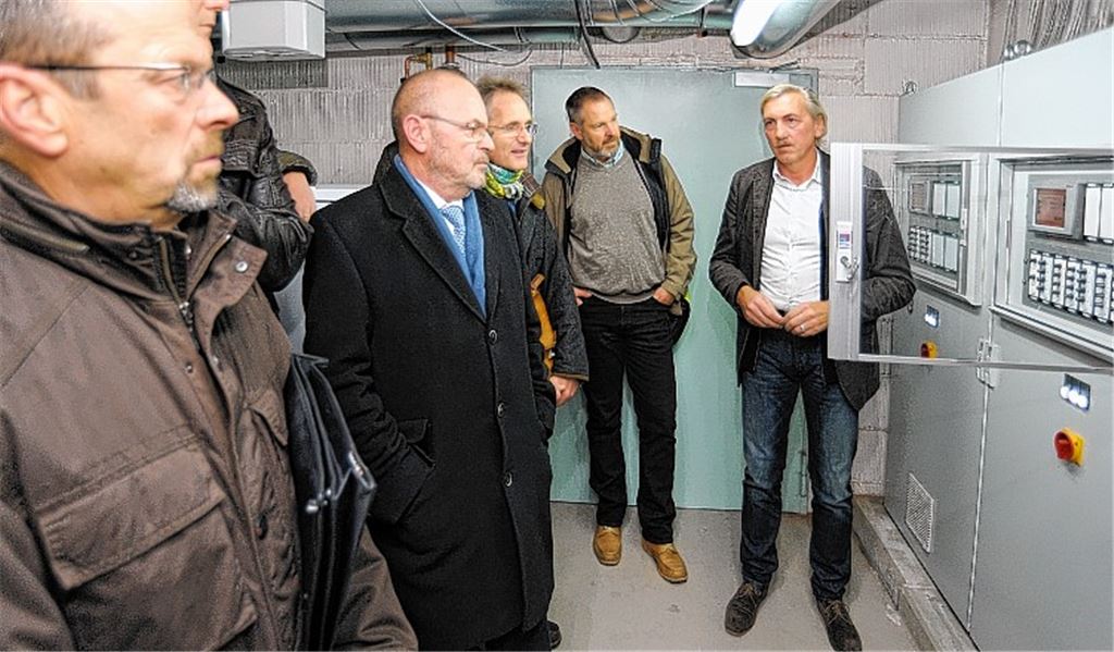 Vorsprung durch Technik? Diese Frage beantwortet Stadtbaumeister Karl Velte (re.) trotz einer Einschränkung bei den Nutzungsmöglichkeiten der neuen Heizungsanlage mit Ja. 