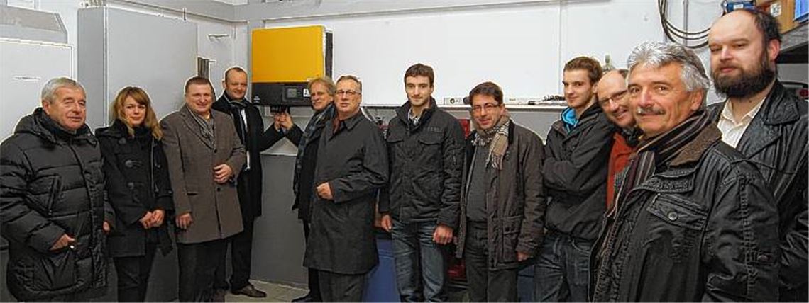 Vorstände und Gründungsmitglieder der Bürgerenergie nehmen die Anlage in Betrieb.