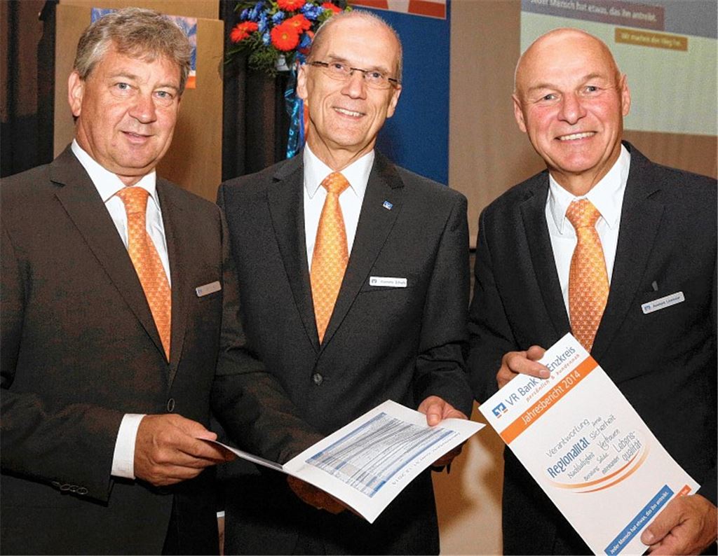 Vorstand Armin Kühn (v.li.), Vorstandsvorsitzender Klemens Schork und Aufsichtsratsvorsitzender Reinhold Linzmeier.