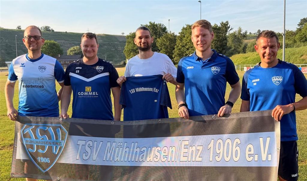 Vorstand Olaf Müller, Christian Schwab, Loris Nonnenmacher, Marek Althans und Vorstand Steffen Greiner (v.li.) freuen sich auf die Zusammenarbeit. Foto: Klassen