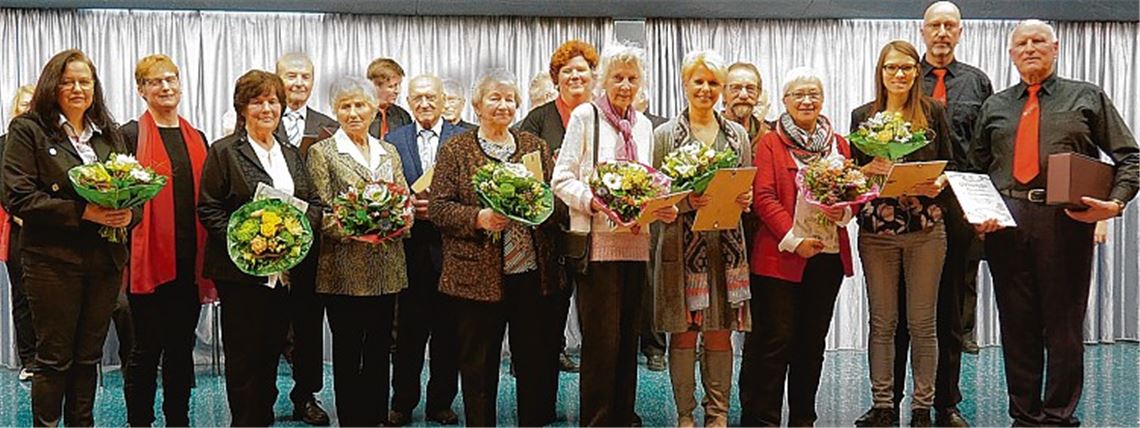 Vorstand Thomas Schrenk (2. v. re.) ehrt treue Mitglieder des Liederkranzes.Fotos: Müller