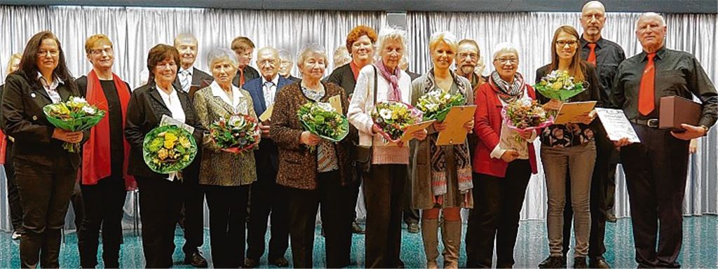 Vorstand Thomas Schrenk (2. v. re.) ehrt treue Mitglieder des Liederkranzes.Fotos: Müller