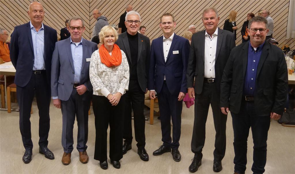 Vorstand und Aufsichtsrat der KreisBau: Frank Dutt, Johannes Altmann, Susanne Beller, Rudolf Kram, Holger Schünhof, Sieghardt Bucher und Markus Pfeil (v.li.). Foto: Friedrich