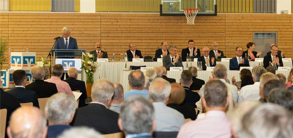 Vorstand und Aufsichtsrat der Volksbank Bruchsal-Bretten versammeln sich mit ihren Vertreterinnen und Vertretern wieder persönlich. Foto: Volksbank Bruchsal-Bretten eG