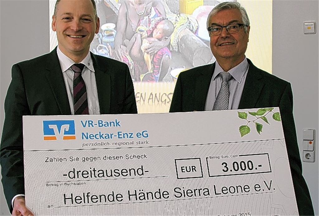 Vorstandschef Timm Häberle (li.) übergibt Spendenscheck an Eckhard Wimmer. Foto: privat