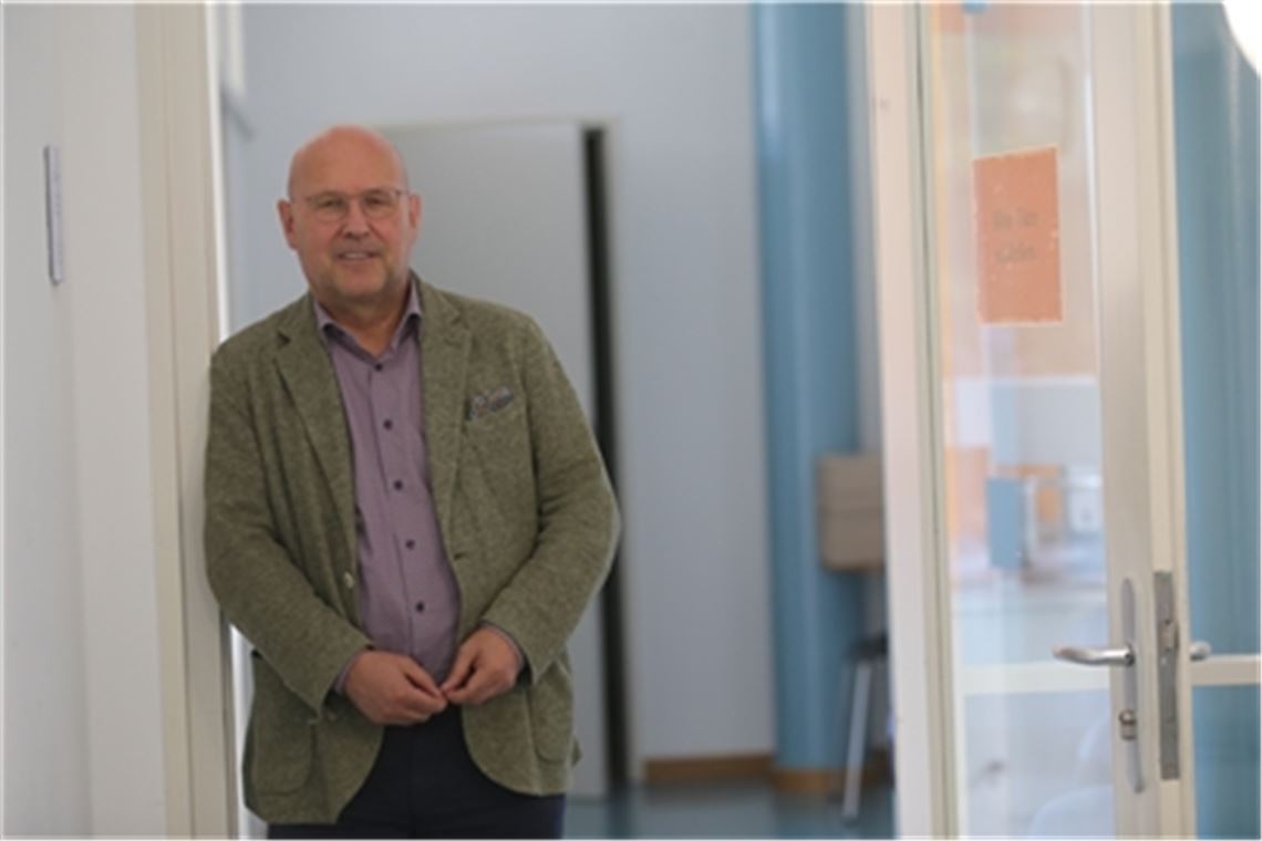 „Der Bedarf ist bei Weitem nicht gedeckt“ Vorstandsvorsitzender Frank Johannes Lemke auf dem Flur vor seinem Büro in der Pforzheimer Caritas-Geschäftsstelle am Blumenhof 6. Der 62-Jährige setzt bei Projekten wie der Wohn- und Tagesförderstätte für schwer mehrfachbehinderte Menschen in Illingen auf Aufklärung. Foto: Disselhoff