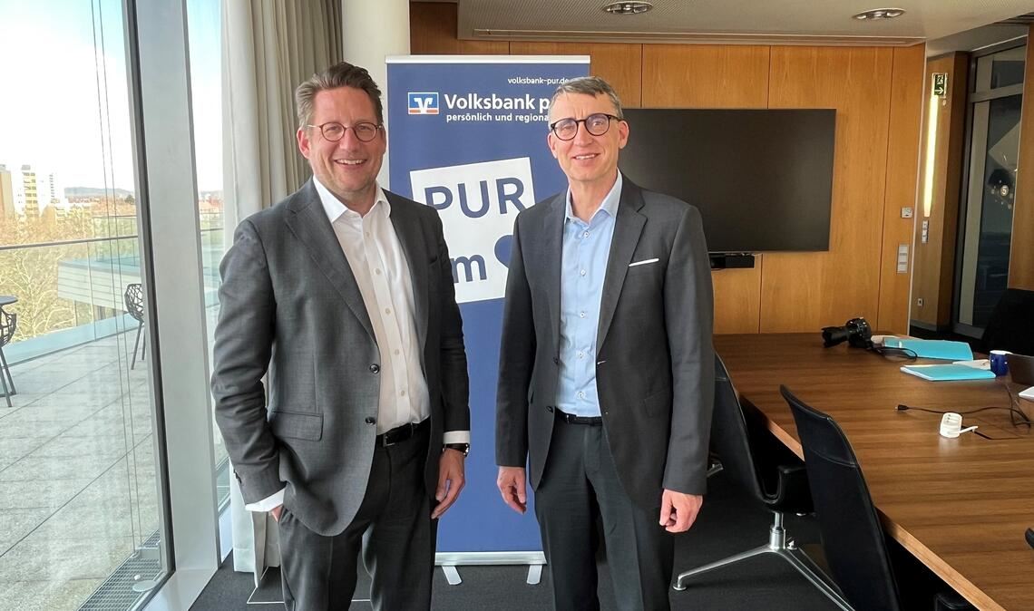 Vorstandsvorsitzender Matthias Hümpfner (li.) und Vorstandsmitglied Ralf Günther-Schmidt sehen die Volksbank pur gut aufgestellt für die Zukunft. Foto: privat