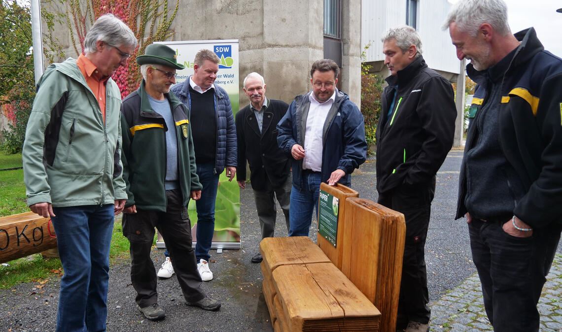 Vorstellung der „Klimastämme“ vor dem Rathaus in Illingen. Foto: Friedrich