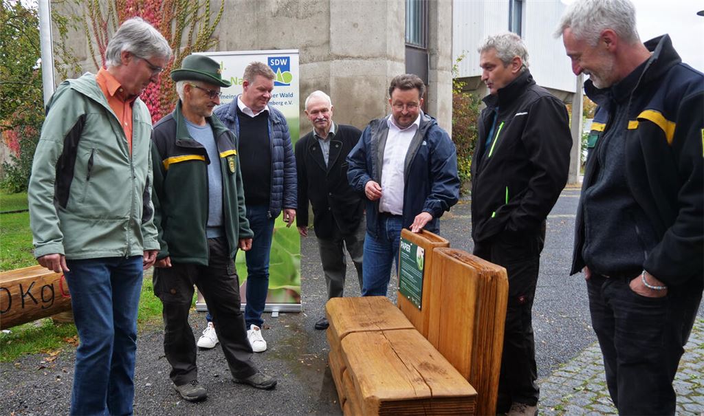 Vorstellung der „Klimastämme“ vor dem Rathaus in Illingen. Foto: Friedrich