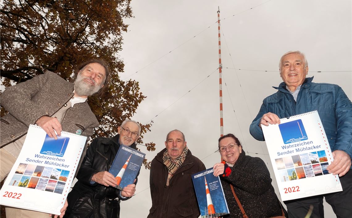 Vorstellung der neuen Dokumentation „Himmelstürmer“ auf dem Sendergelände Mühlacker mit Jürgen Fegert (v.li.), Ewald Scheytt, Albrecht Münzmay, Dorothea Brandauer und Hans-Bernd Weiner.Foto: Fotomoment