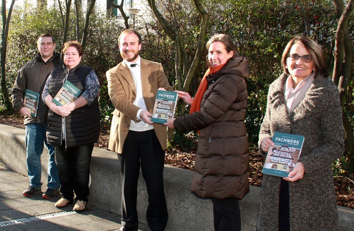 Vorstellung des Buches zum Fachwerk im Enzkreis (v. li.): Fotograf Uwe Kaiser, Autorin Susanne Kaiser-Asoronye, Verleger Jeff Klotz, Erste Landesbeamtin Dr. Hilde Neidhardt und Stabsstellen-Leiterin Edith Marqués Berger. Foto: Enzkreis/Joos