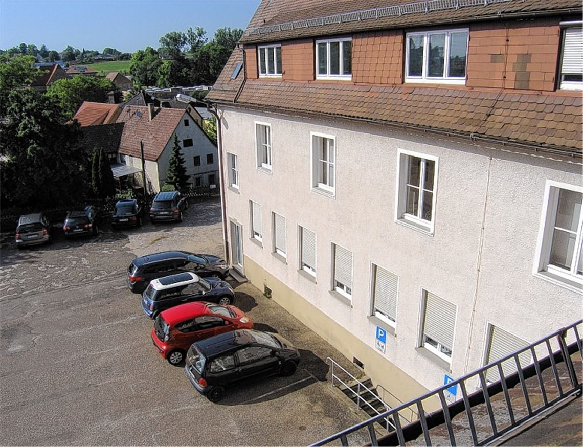 Vorübergehend werden diese Autos anderswo abgestellt werden müssen, denn der Platz hinter dem Knittlinger Rathaus bekommt ein neues Gesicht. Der historische Gewölbekeller muss ebenso weichen wie die vom Zahn der Zeit arg angenagte Sandsteinmauer (Bilder re.), damit am Ende ein modernes Parkdeck mit Tiefebene entstehen kann.