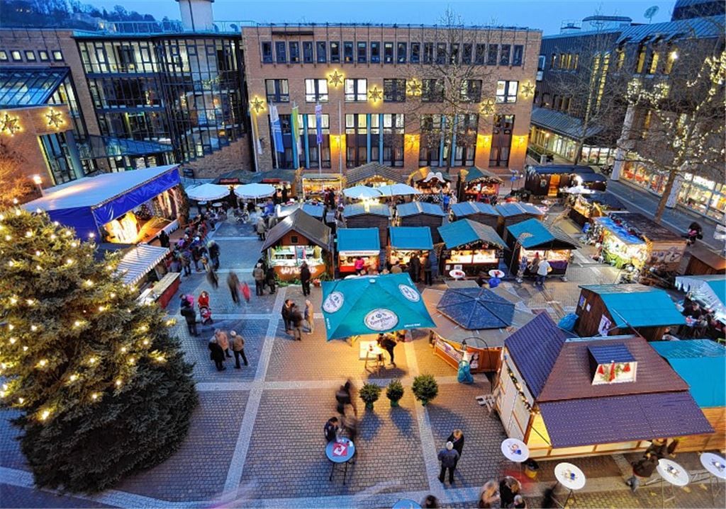 Vorweihnachtliche Atmosphäre in der Stadtmitte: 38 Stände locken auf dem Kelterplatz mit Speis und Trank, Bratwurst und Basteleien und vielen anderen Geschenkideen.